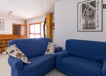 Habitación en un piso compartido de 12 habitaciones en alquiler en Centro-Sagrario, ideal para mujeres. en Granada