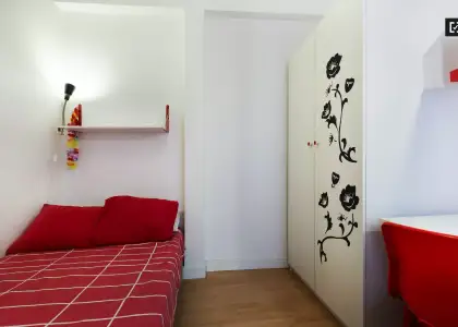 Habitación en un piso compartido de 4 habitaciones en alquiler en Embajadores, ideal para profesionales y estudiantes. en Madrid