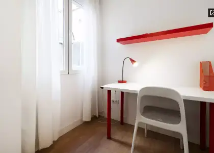 Habitación en un piso compartido de 4 habitaciones en alquiler en Embajadores, ideal para profesionales y estudiantes. en Madrid