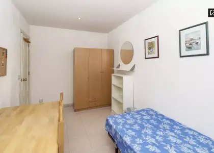 Habitación en un piso compartido de 4 habitaciones en alquiler en la zona universitaria, ideal para mujeres. en Madrid