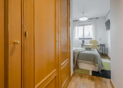 Habitación en un piso compartido de 5 dormitorios en alquiler en Legazpi. en Madrid