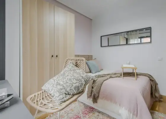 Habitación en un piso compartido de 5 dormitorios en alquiler en Legazpi. en Madrid