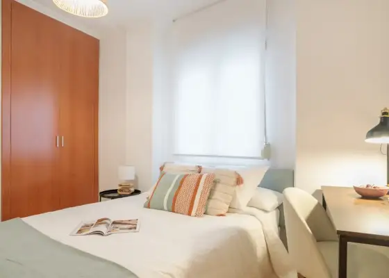 Habitación en un piso compartido de 5 habitaciones en Alicante, ideal para profesionales y estudiantes. en Alicante (Alacant)