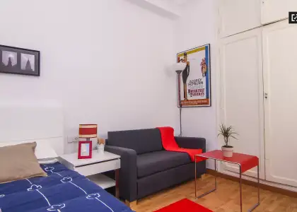 Habitación en un piso compartido de 5 habitaciones en alquiler en Russafa, gastos incluidos. en Valencia