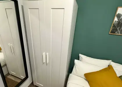 Habitación en un piso compartido de 5 habitaciones en Embajadores, todos los gastos incluidos, solo para profesionales y estudiantes. en Madrid