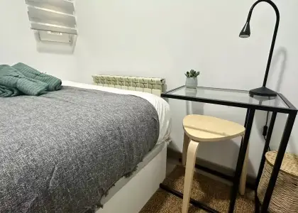 Habitación en un piso compartido de 5 habitaciones en Embajadores, todos los gastos incluidos, solo para profesionales y estudiantes. en Madrid