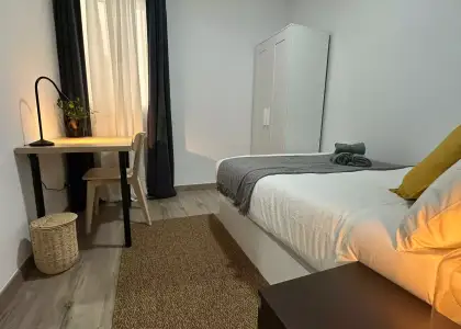 Habitación en un piso compartido de 5 habitaciones en Embajadores, todos los gastos incluidos, solo para profesionales y estudiantes. en Madrid
