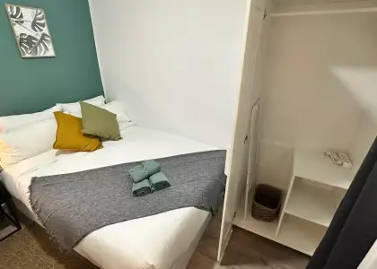 Habitación en un piso compartido de 5 habitaciones en Embajadores, todos los gastos incluidos, solo para profesionales y estudiantes. en Madrid