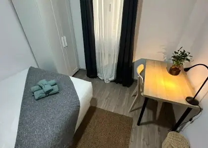 Habitación en un piso compartido de 5 habitaciones en Embajadores, todos los gastos incluidos, solo para profesionales y estudiantes. en Madrid