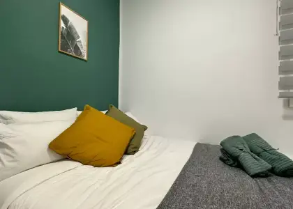 Habitación en un piso compartido de 5 habitaciones en Embajadores, todos los gastos incluidos, solo para profesionales y estudiantes. en Madrid