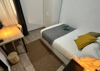 Habitación en un piso compartido de 5 habitaciones en Embajadores, todos los gastos incluidos, solo para profesionales y estudiantes. en Madrid