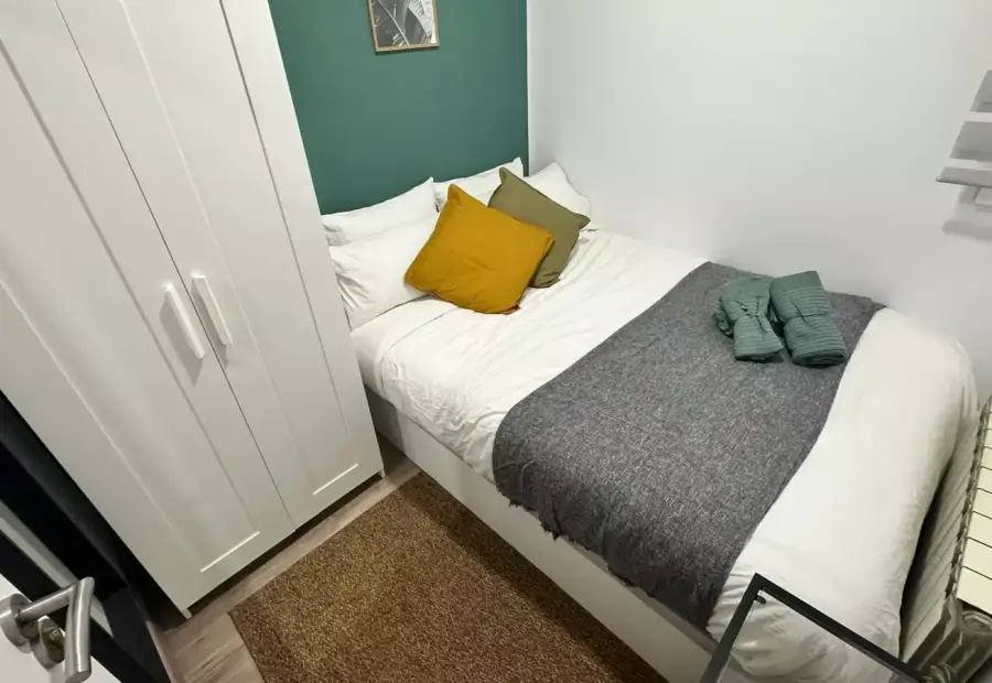Habitación en un piso compartido de 5 habitaciones en Embajadores, todos los gastos incluidos, solo para profesionales y estudiantes. en Madrid