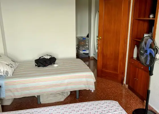 Habitación en un piso compartido de 5 habitaciones en Murcia, con algunos gastos incluidos.