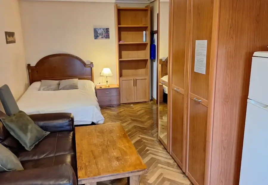 Habitación en un piso compartido de 5 habitaciones en Salamanca, con gastos incluidos, ideal para mujeres profesionales o estudiantes. en Salamanca