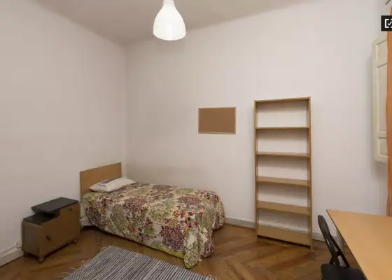 Habitación en un piso compartido de 6 habitaciones en alquiler en Arapiles. en Madrid