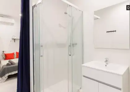 Habitación en un piso compartido de 7 dormitorios en alquiler en Sants, gastos incluidos. en Barcelona
