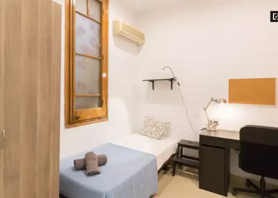 Habitación en un piso compartido de 7 dormitorios en alquiler en Sants, gastos incluidos. en Barcelona