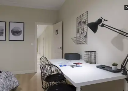 Habitación en un piso compartido de 8 habitaciones en Abando, con todos los gastos incluidos, ideal para profesionales y estudiantes. en Bilbao