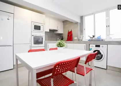 Habitación equipada en piso compartido, Poblats Maritim. en Valencia