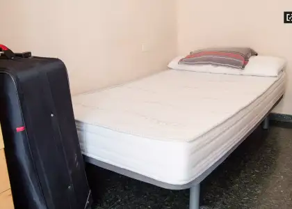 Habitación grande con armario independiente en un apartamento compartido, Benimaclet en Valencia