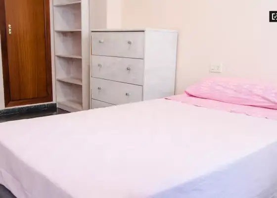 Habitación grande con armario independiente en un apartamento compartido, Benimaclet en Valencia