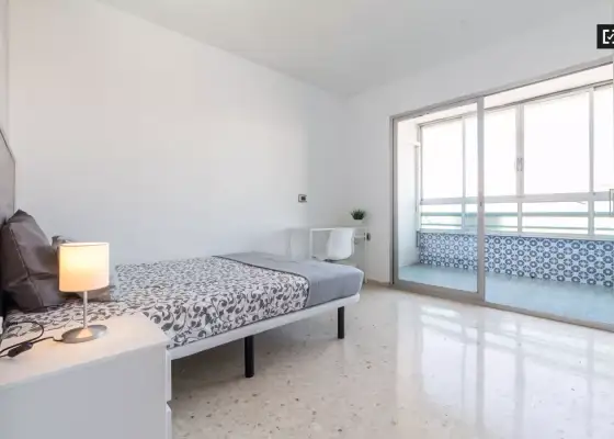 Habitación luminosa con balcón en un apartamento de 5 dormitorios en Camins al Grau en Valencia