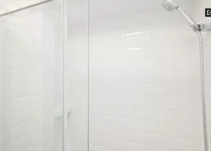 Habitación luminosa con cómoda en un apartamento de 4 dormitorios, Carabanchel en Madrid