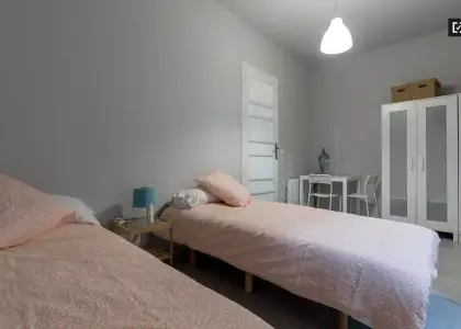 Habitación moderna en un apartamento de 5 dormitorios en L'Eixample en Valencia