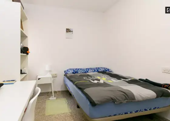 Habitación soleada con cama doble en alquiler en Centro en Granada