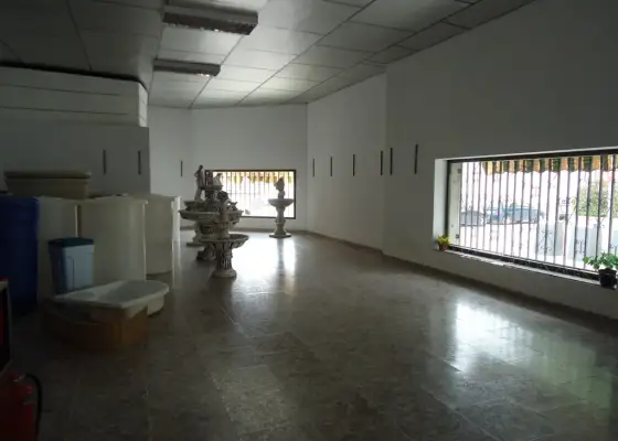 Local comercial a dos calles con escaparate en Manzanares