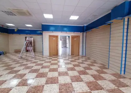 Local comercial construido en nave de 540 metros con licencia de apertura en uso en Alcázar de San Juan