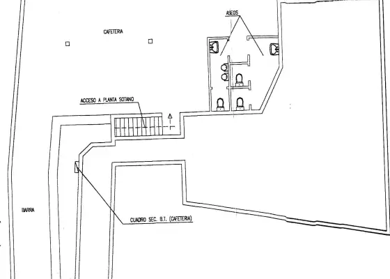 Local comercial de 227 m. Plaza de españa con salida de humos y licencia en uso para cafeteria, a/a en Alcázar de San Juan