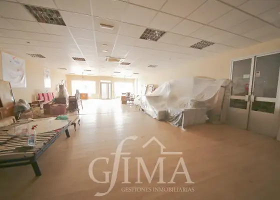 Local comercial de 998 m² muy próximo a Calle Doña Crisanta en Tomelloso