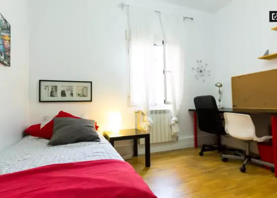 Maravillosa habitación con calefacción en piso compartido, Latina en Madrid