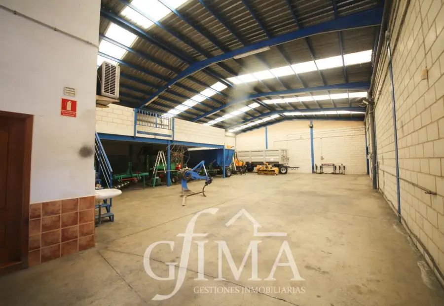 Nave en alquiler por el polígono industrial con 500 m2 de parcela en Tomelloso