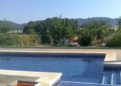 Oportunidad Única en El Retamar - Terreno con Vistas a la Sierra y Piscina en Almodóvar del Campo