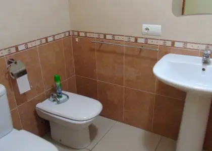 Piso de tres dormitorios exterior, con patio, amplia cocina, salon muy luminoso y Plaza de Garaje Incluidos en el Precio. en Alcázar de San Juan