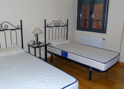 Piso de tres dormitorios exterior, con patio, amplia cocina, salon muy luminoso y Plaza de Garaje Incluidos en el Precio. en Alcázar de San Juan