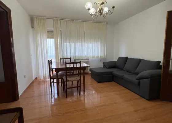 Piso en alquiler en Alcázar De San Juan, Calle Gracia, de 86 m2 con 3 dormitorios, baño y terraza por 700 €/mes, Ref. 0448