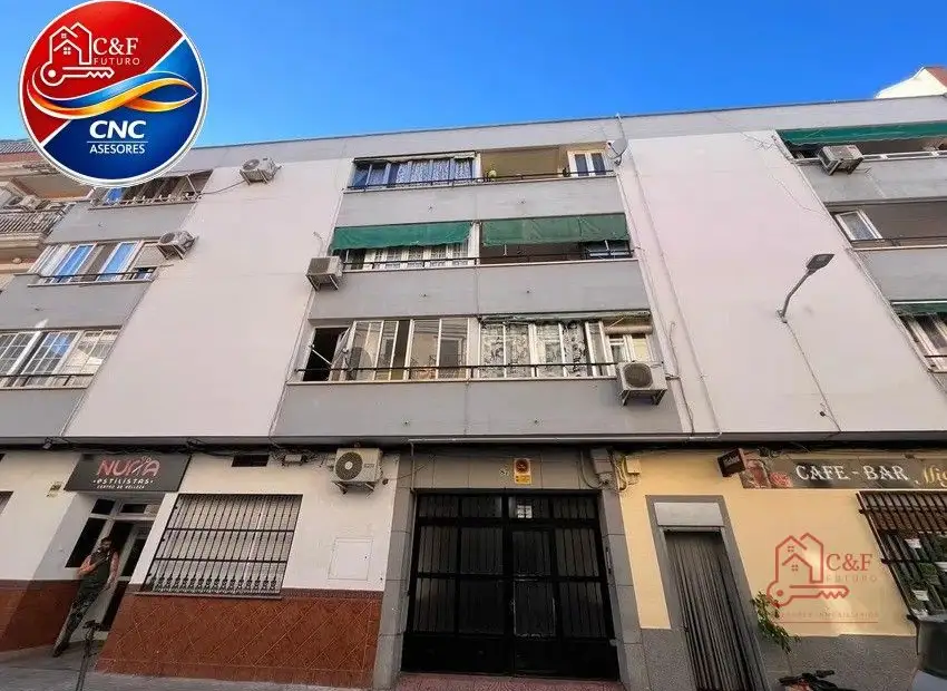 Piso en venta en Tomelloso, de 106 m2 con 3 dormitorios y 2 baños por 60.000 €, Ref. 0400 en Tomelloso