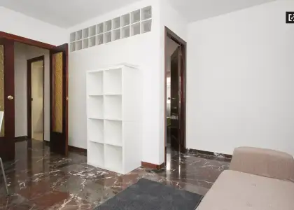 Se alquila habitación con armario empotrado en piso compartido, Ronda en Granada