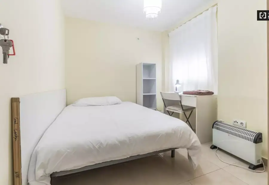 Se alquila habitación en piso compartido de 3 habitaciones en Cabanyal-Canyamelar en Valencia