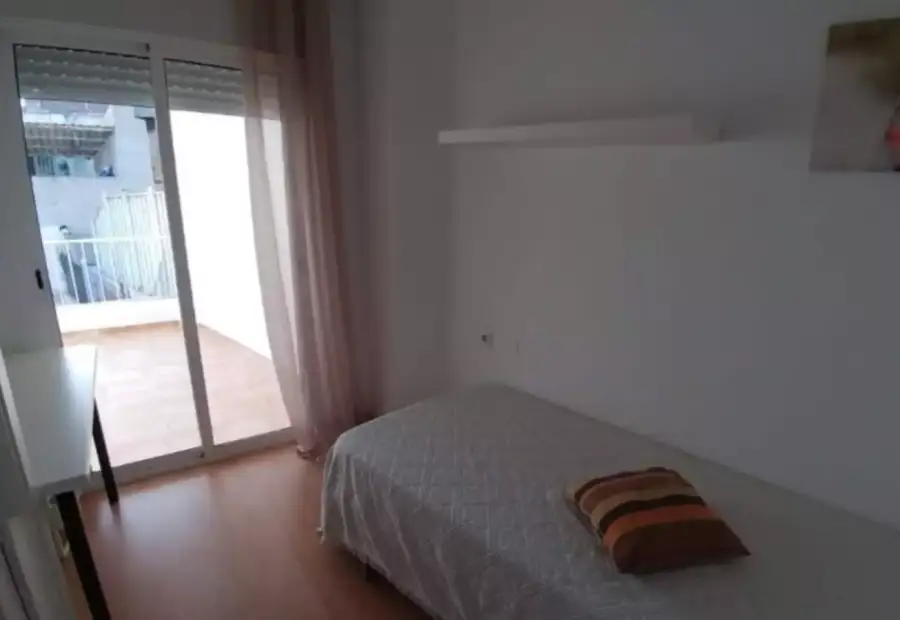 Se alquila habitación en piso compartido de 3 habitaciones en Murcia. en Murcia