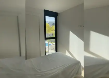 Se alquila habitación en piso compartido de 3 habitaciones en Sant Joan en Alicante (Alacant)