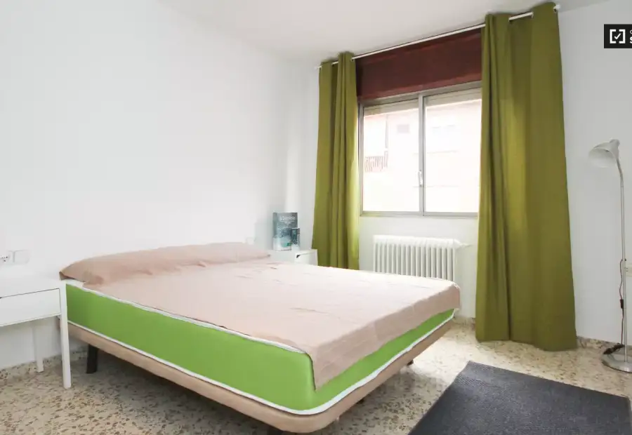 Se alquila habitación en piso compartido de 4 habitaciones en Camino de Ronda, perfecta para profesionales o estudiantes. en Granada