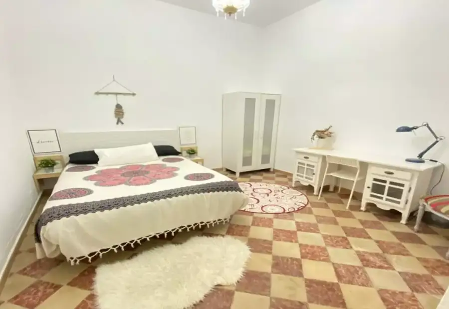 Se alquila habitación en piso compartido de 4 habitaciones en Centro Histórico, todos los gastos incluidos. en Málaga