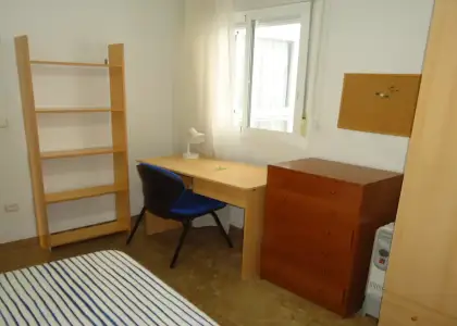 Se alquila habitación en piso compartido de 4 habitaciones en Cercadilla-Medina Azahara. en Córdoba