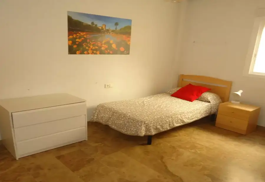 Se alquila habitación en piso compartido de 4 habitaciones en Cercadilla-Medina Azahara. en Córdoba