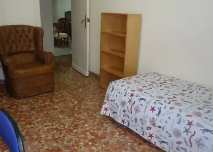 Se alquila habitación en piso compartido de 4 habitaciones en Ciudad Jardín en Córdoba
