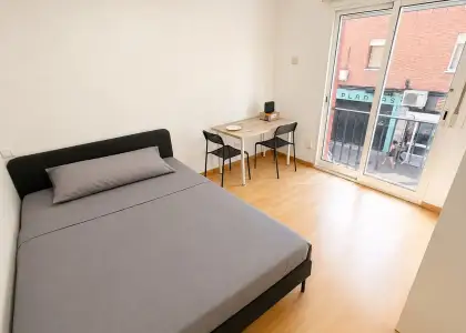 Se alquila habitación en piso compartido de 4 habitaciones en Pradolongo, todos los gastos incluidos. en Madrid